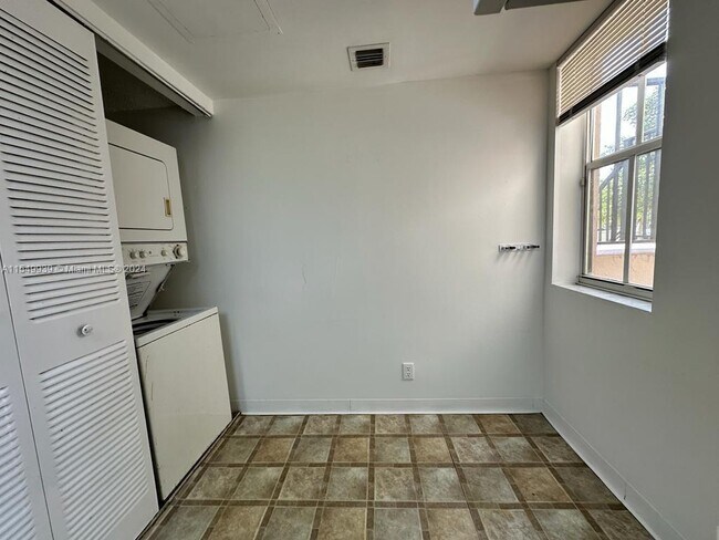 Building Photo - 2803 N Course Dr