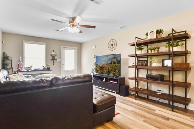 Building Photo - Pet Friendly Three Bedroom!