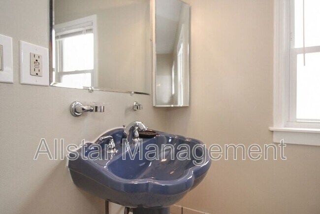 Foto del edificio - 16512 Burnside Ave