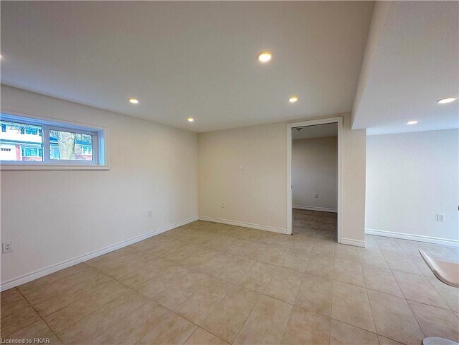 Photo du bâtiment - 978 Silverdale Rd