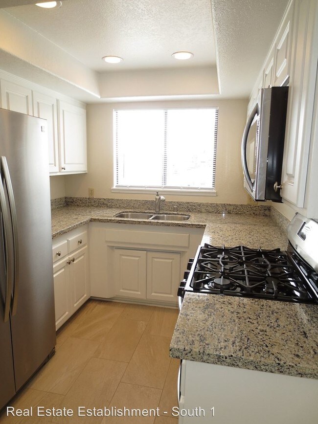 Building Photo - 505 Avenida Victoria