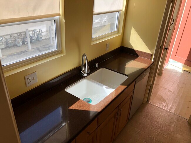 Building Photo - 4315 Avocado St