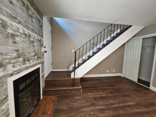 Building Photo - Super Cool 2 Bed 1 1/2 Bath Townhome w/ At...