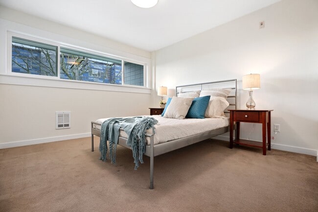 Building Photo - 705 E Republican St