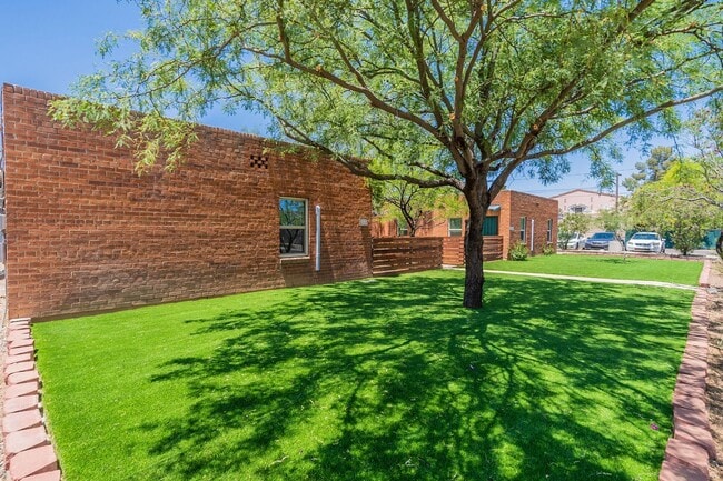 Building Photo - 305-315 N Highland Ave