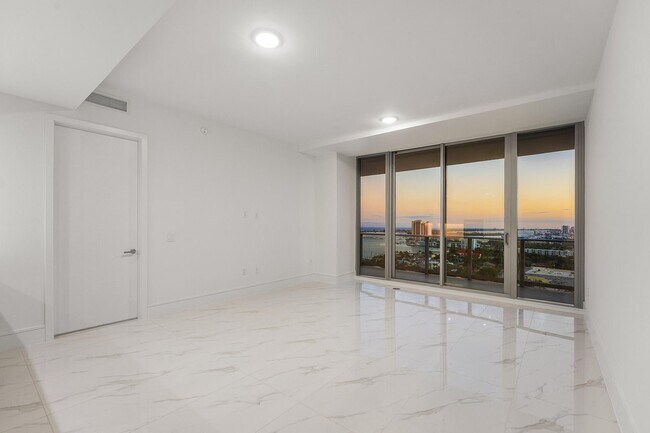 Building Photo - 220 Lake Shore Dr