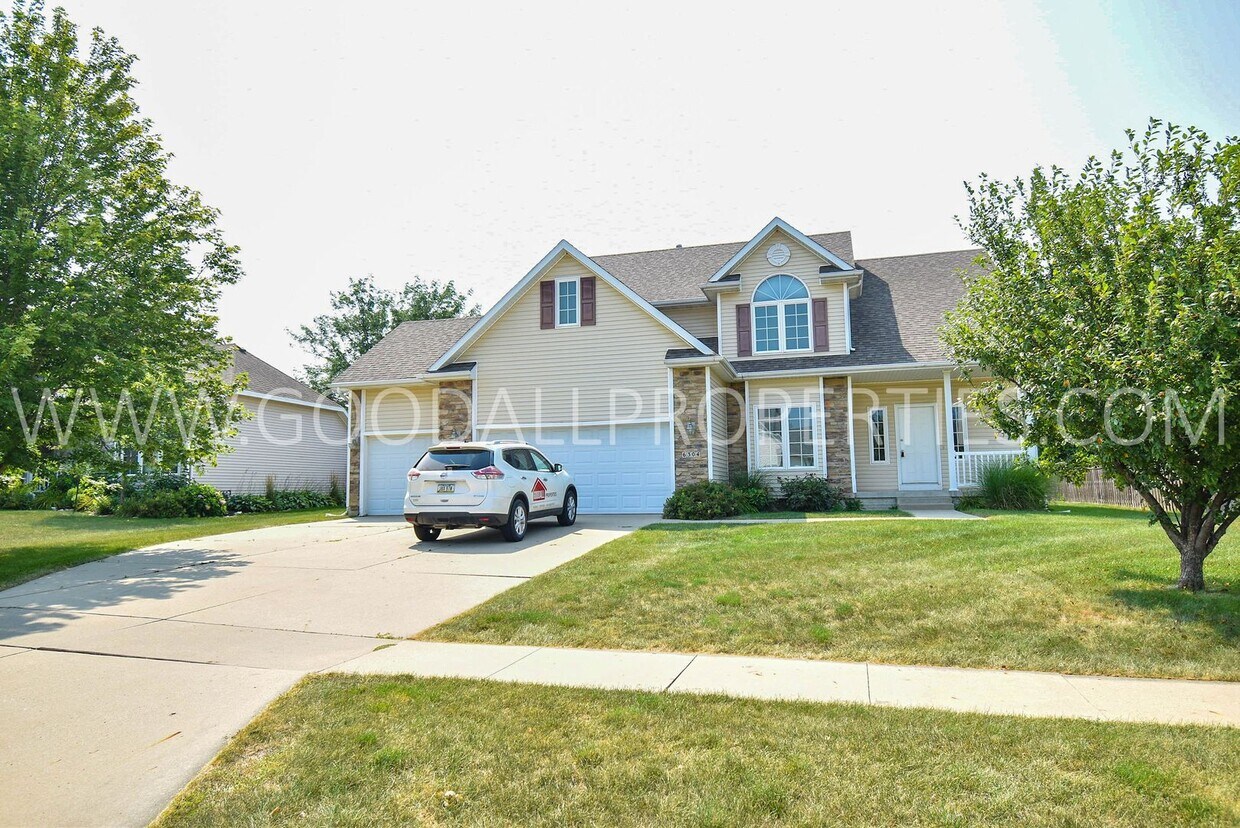 Foto principal - Executive Home with 4 Bedrooms, 2.5 Bath I...