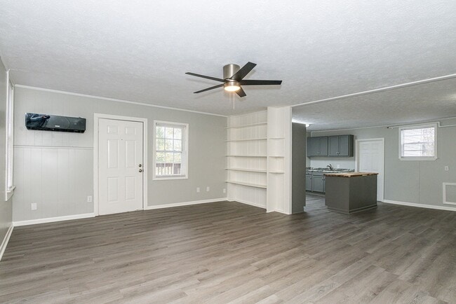 Building Photo - Beautifully renovated 2nd floor, 2 Bdr 1 bath unit in Maryville, TN - Available NOW!