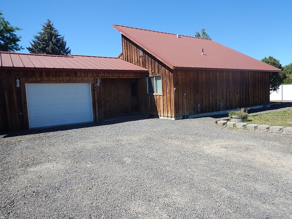 Primary Photo - House Right By Ward Rhoden Stadium - Avail...