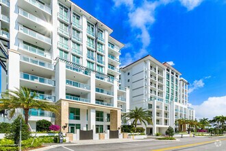 Building Photo - 495 E Royal Palm Rd