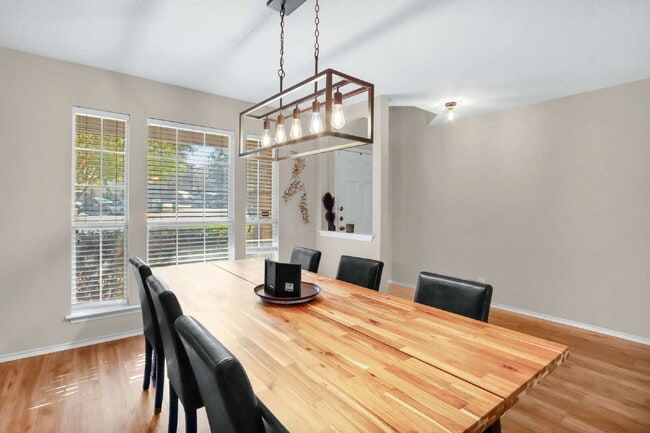 Foto del edificio - "Charming 3-Bedroom Home with 2.5 Baths an...