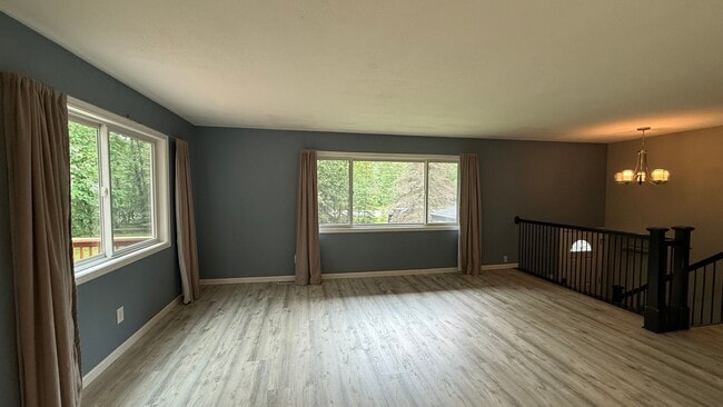 Building Photo - 4 Bedroom House on Large lot in Eagle River. Pet ok on approval. Available now!