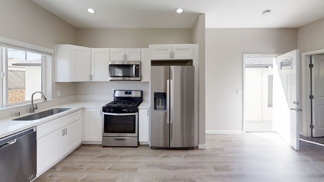 Building Photo - 4BD/2BA with a Balcony!