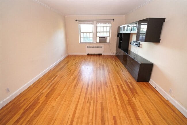Building Photo - 1492 Beacon St