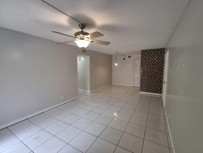 Foto del edificio - 512 Gardens Dr
