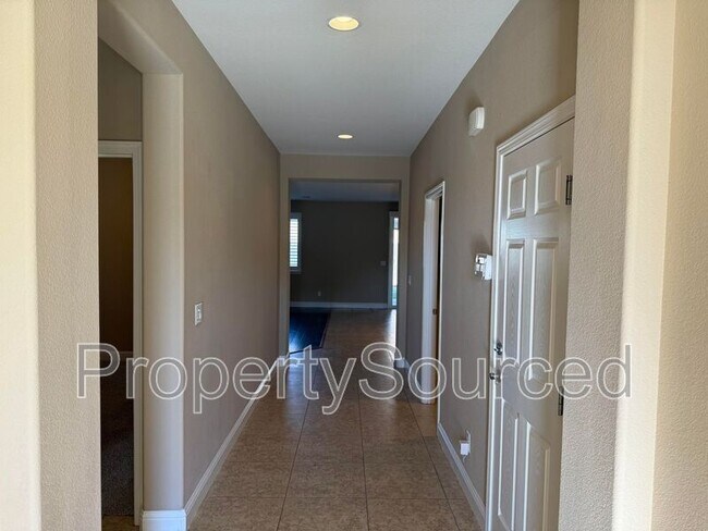 Foto del edificio - 2223 Ravenbrook Ln