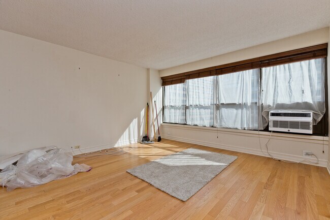 Foto del edificio - 2930 N Sheridan Rd