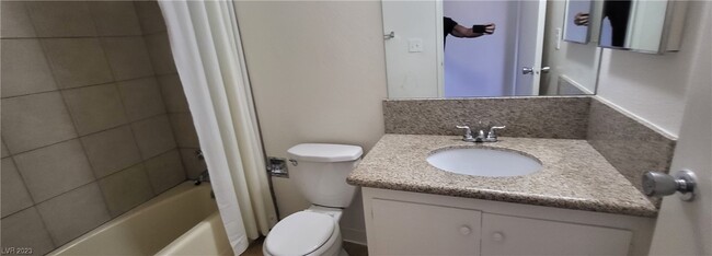 Foto del edificio - 356 E Desert Inn Rd
