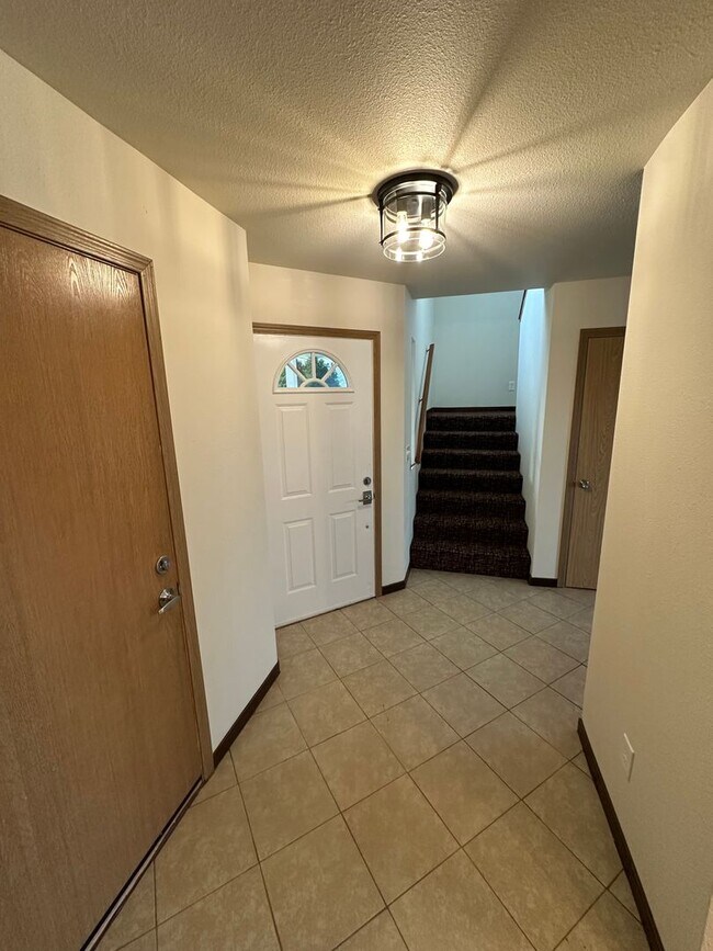 Foto del edificio - Remodeled 3 bedroom Duplex in Yelm availab...