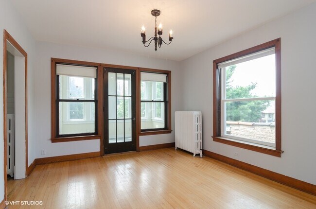 Building Photo - 1311 W Thorndale Ave