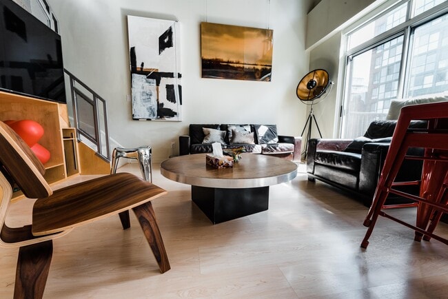 Building Photo - 800 King St W