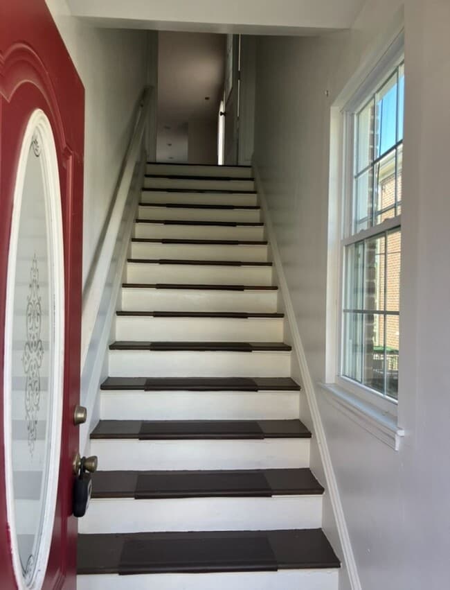 Building Photo - Three Bedroom Condo - Centrally Located Su...