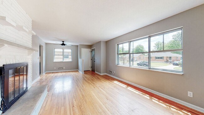 Building Photo - Hikes Point 3 Bed/2 Bath with Basement & Fenced-in Yard