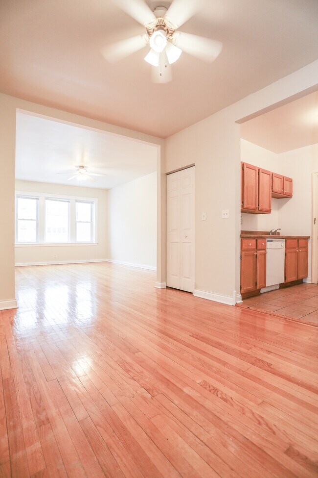 Building Photo - 2422 W Catalpa Ave