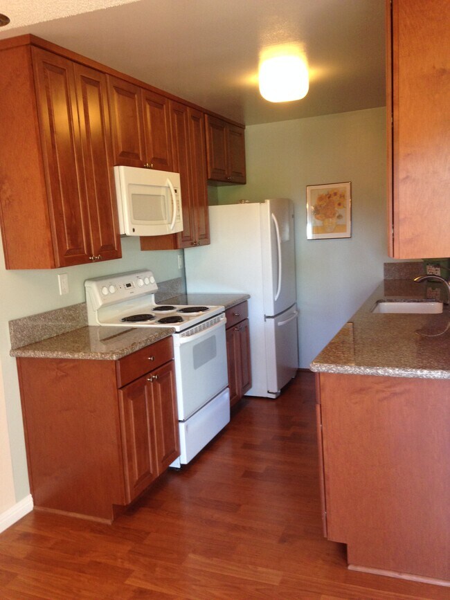 Kitchen - 2454 W Bayshore Rd