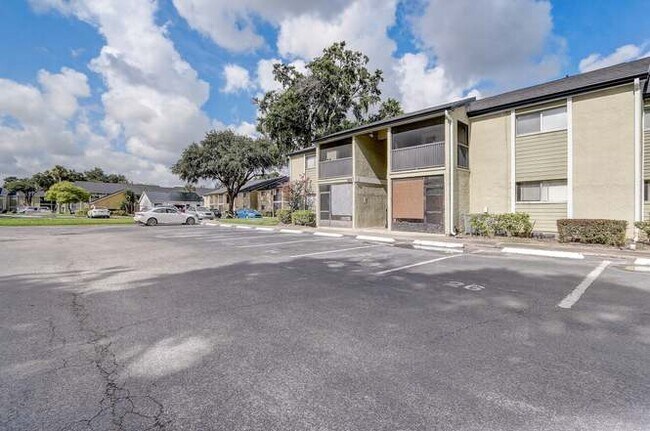 Foto del edificio - 904 Lake Destiny Rd