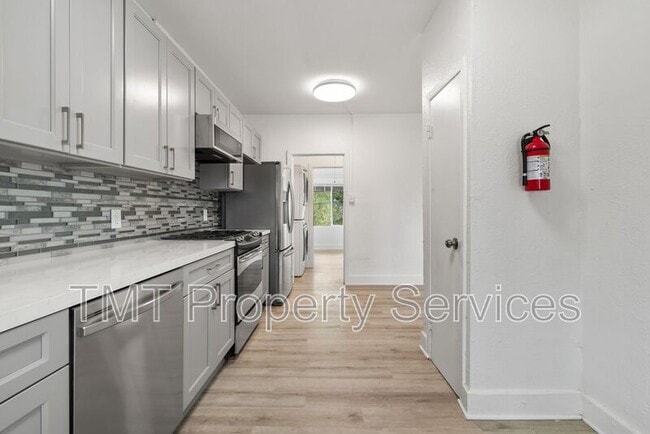 Building Photo - 1647 E 6th St