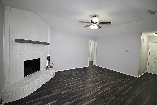 Building Photo - 716 Vaughn Dr