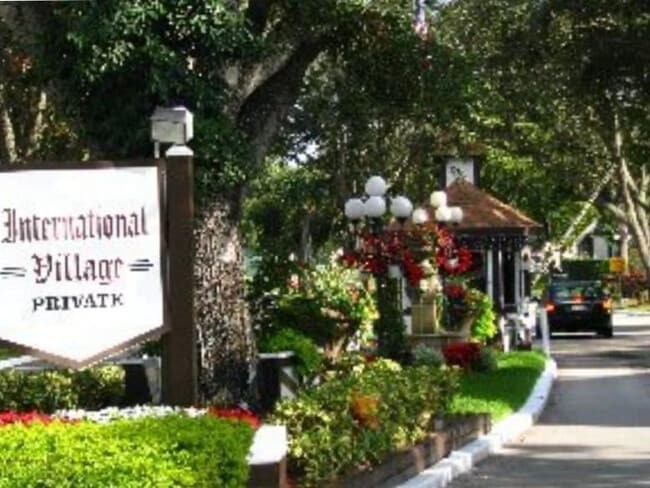 Building Photo - 3670 Inverrary Dr