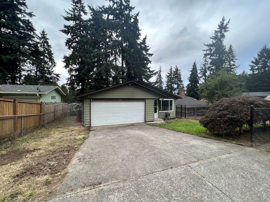 Primary Photo - Spacious 4 Bedroom 2 Bath 2 Story home in ...