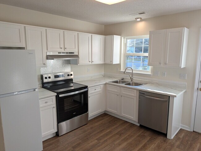 Building Photo - Nice 2 Bedroom Townhouse - 1154 Pueble Drive