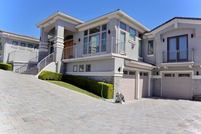 Building Photo - Exquisite Vinehill Heights 5 Bedroom Home ...
