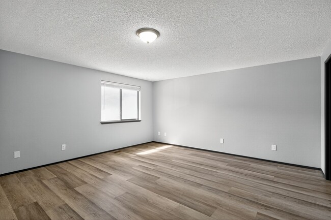 Building Photo - 912 Algona Blvd N