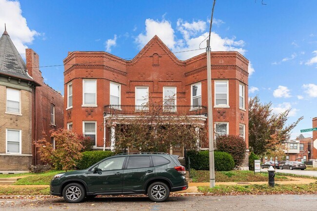 Building Photo - Modern Spacious  2 Bed  and 1.5  Bath Cond...