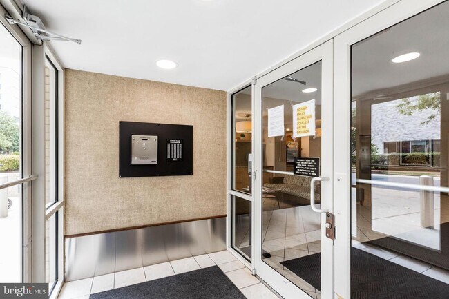 Foto del edificio - 2401 H St NW