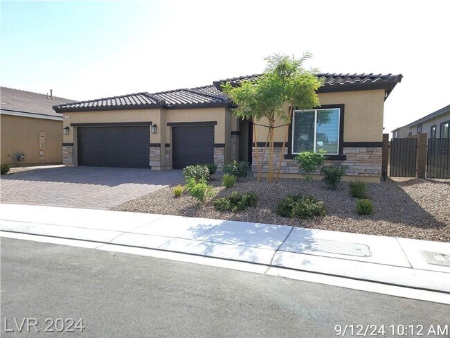 Building Photo - SINGLE STORY LOCATED ON THE NORTH SIDE OF ...