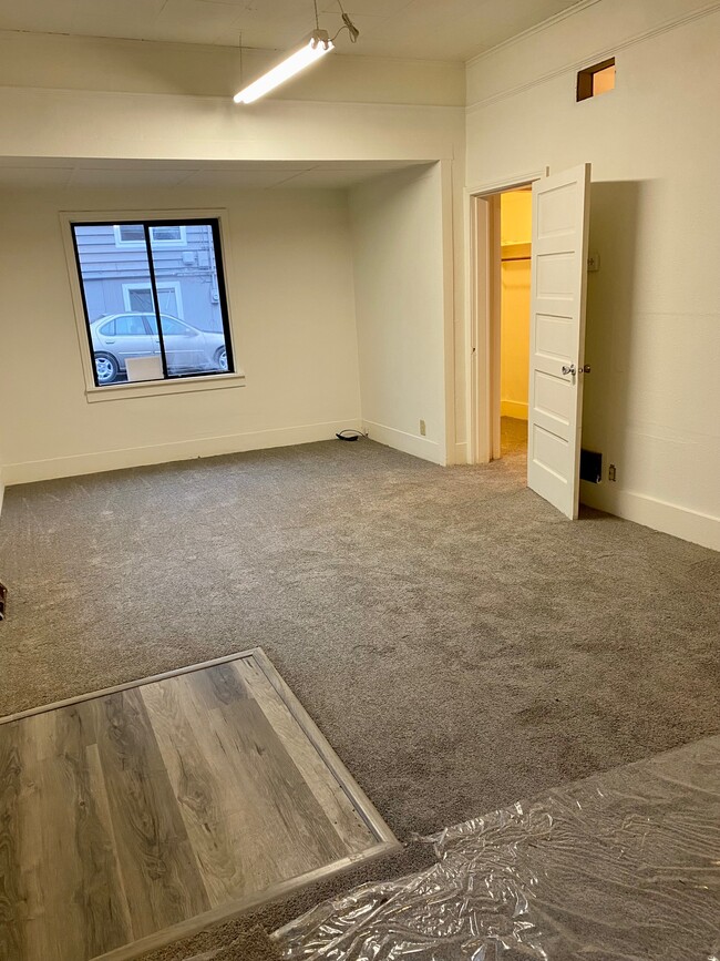 Habitación principal de buen tamaño con alfombras nuevas. - 13256 Renton Ave S