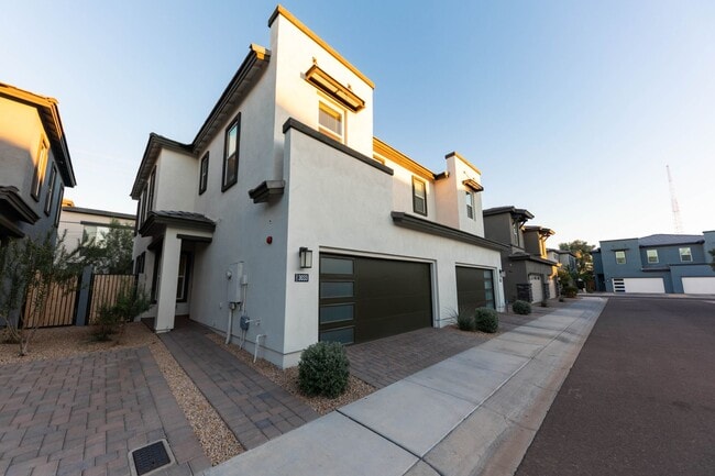 Building Photo - GORGEOUS 3 BED 2.5 BATH HOME IN THE HEART ...