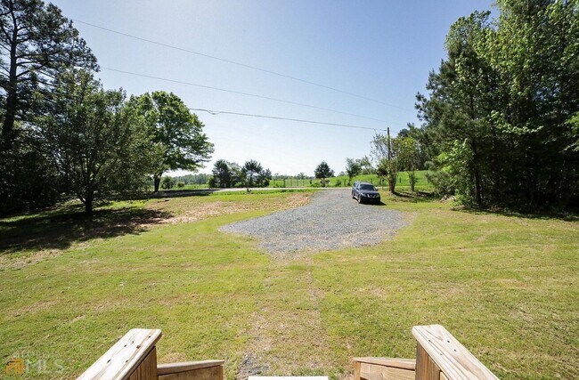 Foto del edificio - Spacious 4-Bedroom Home with Lawn Maintena...