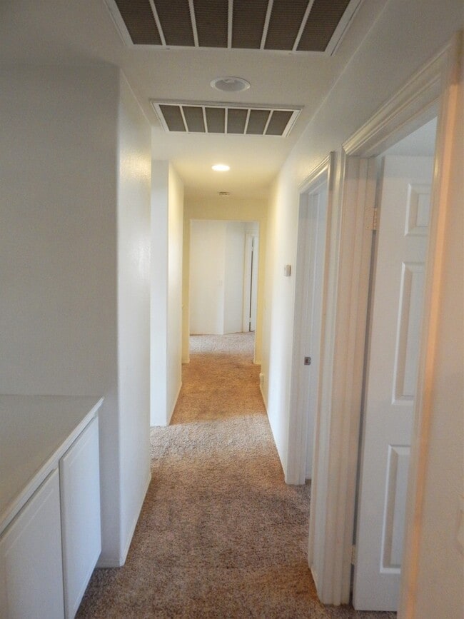 Building Photo - GORGEOUS 5 Bedroom** & 3 full bathrooms on a Cul-De-Sace Home!!