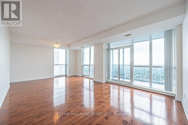 Photo du bâtiment - 4968 Yonge St