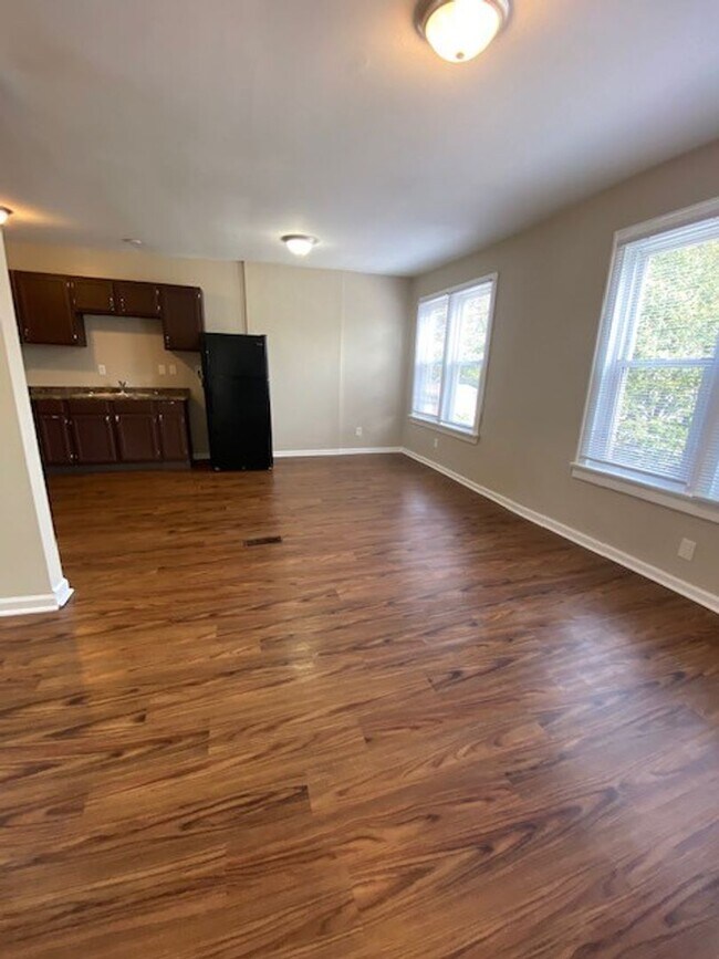 Foto del edificio - 350-352-352 E Hinman Ave