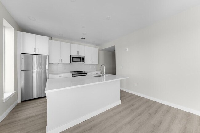 Foto del edificio - Modern 2BR / 2BA Condo with Balcony, 2 Covered Parking Spaces & Roof Deck