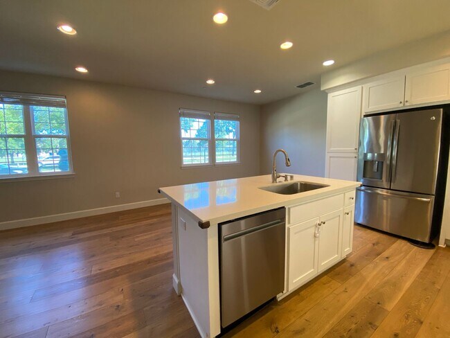 Building Photo - Pleasanton End Unit Andares Townhouse 3 BD...