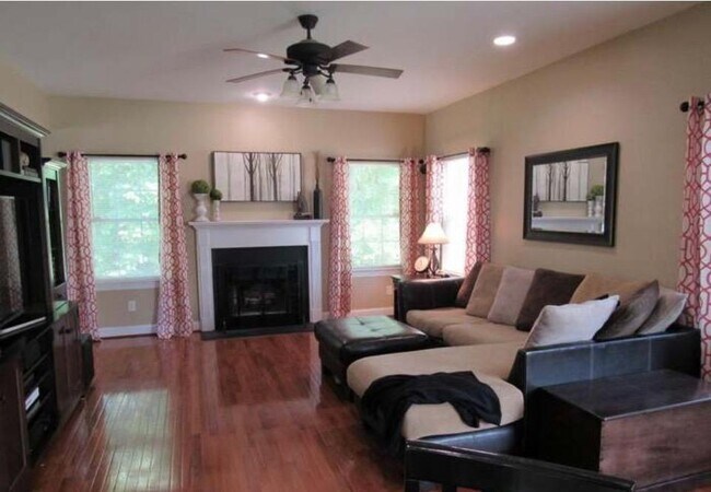 Foto del edificio - 126 Sugar Maple Rd