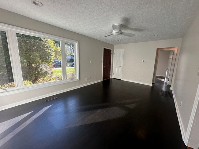 Building Photo - A charming Upper Arlington Home!
